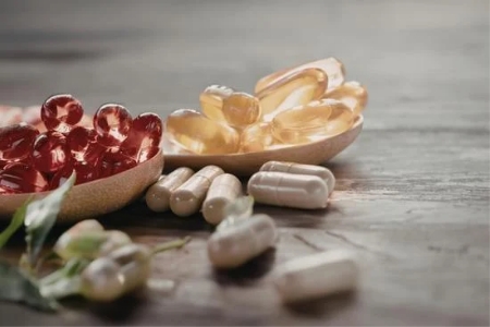 Naturalne Wzmacniacze Testosteronu: Zioła, Adaptogeny i Suplementy oparte na dowodach naukowych